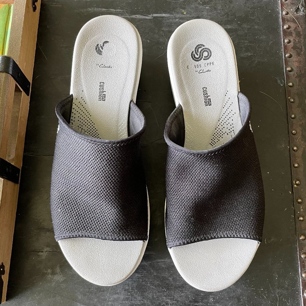 Clark's Cloud Steppers Sandals. Black